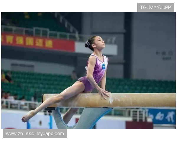 体操小组练习同步动作如镜像，教练直夸天才